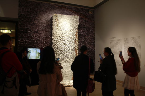 现场观众在中国艺术研究院艺术创作院院长朱乐耕教授作品前拍照