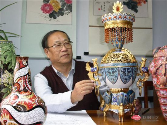 戴嘉林，中国工艺美术大师，被誉为“中国景泰蓝色彩第一人”