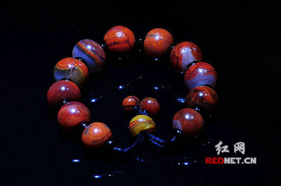 长沙收藏家“旭刚”珍藏的一串红缟手链，将在湖南文物精品展上展出。