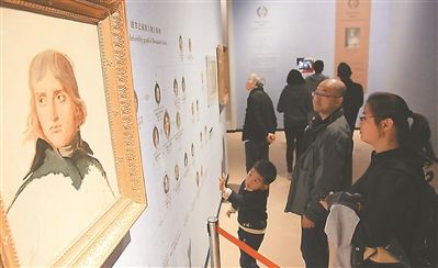 图为市民在参观“飞越欧洲的雄鹰—拿破仑文物特展”。 刘建华摄