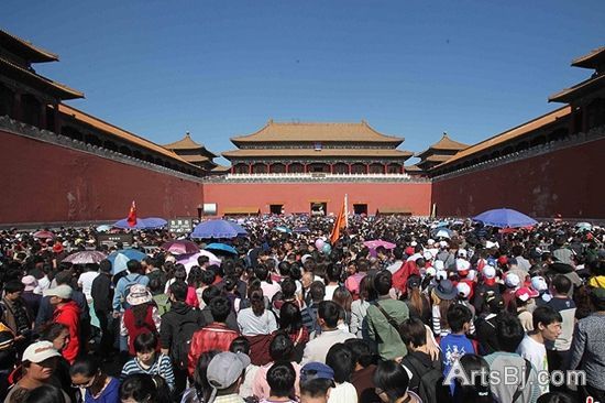 虽然《艺术新闻报》此番统计并不包括北京故宫博物院的数据，但故宫的日参观量在旺季常常超过10万