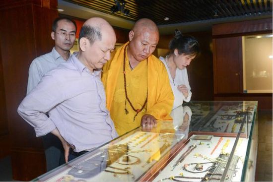 西藏活佛参观展览