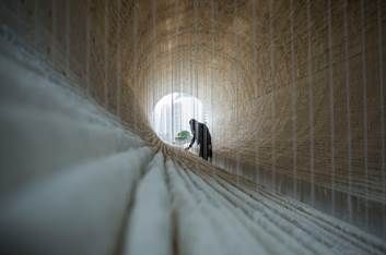 　　《船》 　　朱金石(生于1954年)，《船》，2015，装置：宣纸、竹、棉线，长18米，高7米