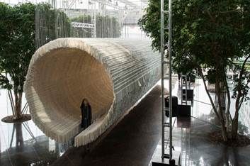 　　《船》 　　朱金石(生于1954年)，《船》，2015，装置：宣纸、竹、棉线，长18米，高7米