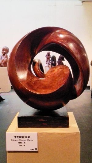 第七届全国美展获奖作品《过去现在未来》用雕塑的形式思考时间，在当时引起相当的争论。