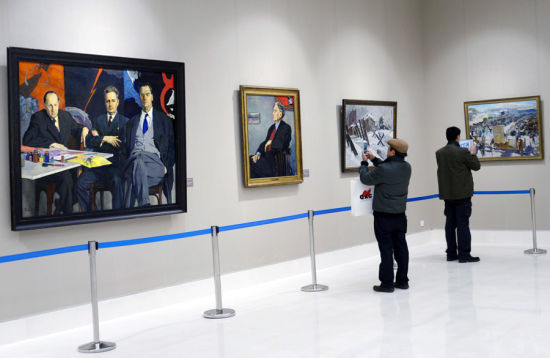 3月6日，参观者在欣赏、拍摄俄罗斯油画作品。图片来自新华网