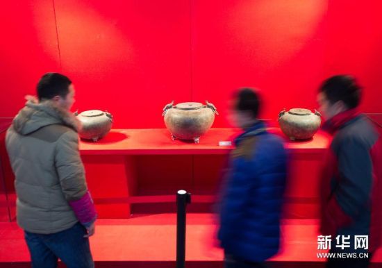 这是2月22日在江苏省盱眙县文物馆拍摄的东阳出土文物展品—玉器(拼版照片)。