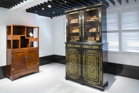 左起：黄花梨亮格柜(共一对)； 路易十四时期单板亮格柜
