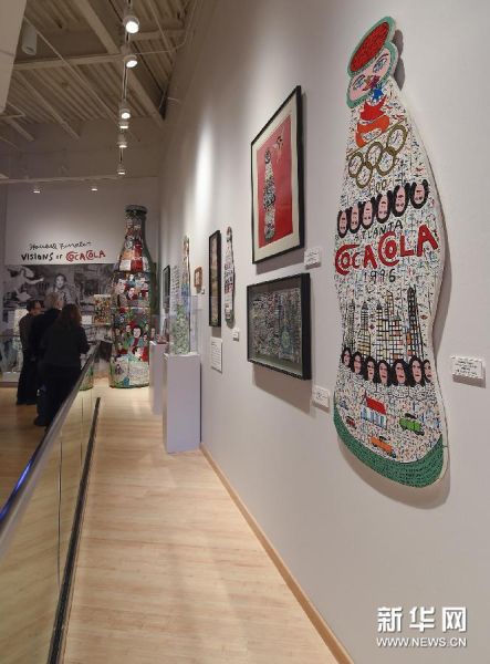 （4）2月25日，在美国亚特兰大可口可乐世界，参观者观看可口可乐弧形瓶艺术设计展。
