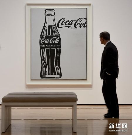 （1）2月26日，在美国亚特兰大高等艺术博物馆举办的“可口可乐弧形瓶”艺术展上，一名参观者观看波普艺术家安迪·沃霍尔的著名作品《可口可乐瓶作品3号》。
