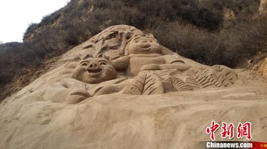 1.5吨沙子制成11组沙雕作品，依山而建，气势恢宏。14日，斥资400余万的玛雅奇迹乐园沙雕馆亮相山西，引来一批当地民众前来尝鲜。　屈丽霞　摄