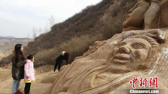 1.5吨沙子制成11组沙雕作品，依山而建，气势恢宏。14日，斥资400余万的玛雅奇迹乐园沙雕馆亮相山西，引来一批当地民众前来尝鲜。　屈丽霞　摄
