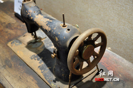 上海牌最早实木台板缝纫机