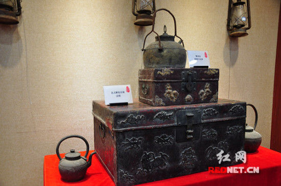明朝至民国年间铜水壶及清朝老式雕花皮箱