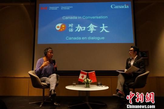 29日，加拿大女艺术家丽贝卡·贝尔莫尔与今日美术馆馆长高鹏探讨加拿大当代艺术。