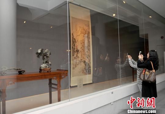   广州艺术博物院30日展出60件清供文物。清供，即清雅的供品。古人会在节序或祭祀时，以清香、鲜花、素食等为供品，其后进入日常生活，成为室内案头，家居装饰品。　刘卫勇　摄