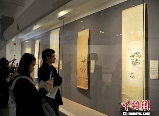 广州艺术博物院30日展出60件清供文物。清供，即清雅的供品。古人会在节序或祭祀时，以清香、鲜花、素食等为供品，其后进入日常生活，成为室内案头，家居装饰品。　刘卫勇　摄