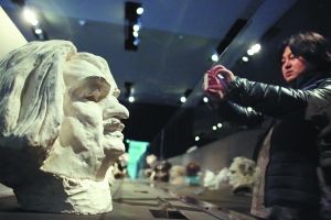 中国国家博物馆“永远的思想者——罗丹雕塑回顾展”展览现场，罗丹的作品《巴尔扎克头像》前。 权义 图