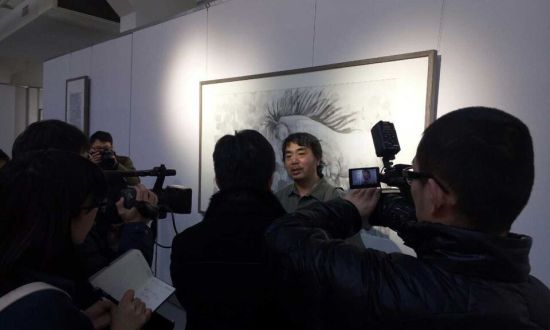 艺术家王伟中接受媒体采访
