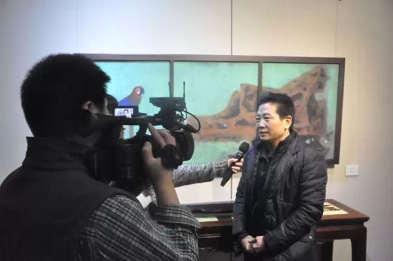 中国美术馆副馆长张子康先生在现场接受媒体采访