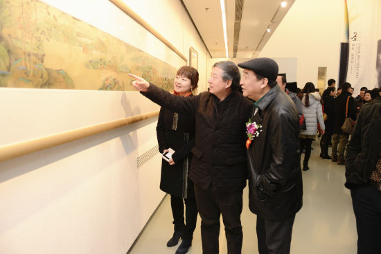 艺术家张译丹（左一）带领中国美协副主席吴长江（左二）观看展览