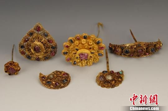 图为一套六件的嵌宝石金头面它们出土于黔宁王沐英四世孙沐斌继室夫人梅氏墓中。　钟欣　摄