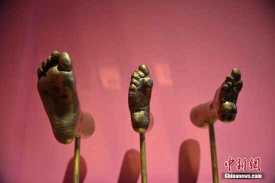 图为“三寸金莲博物馆”所展示的“小脚”。