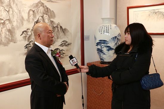 画家曹天文在展览现场接受采访