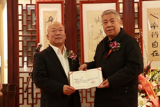张金卫先生代表中华慈善总会向曹天文先生颁发证书