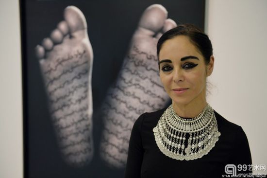 伊朗出生的艺术家和导演西丽·娜沙特(Shirin Neshat)在照片《巴赫曼》(Bahman, 2013)前
