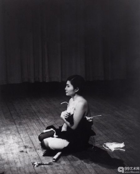 切段(Cut Piece, 1964)小野洋子在纽约卡内基音乐厅演奏，1965年3月21日