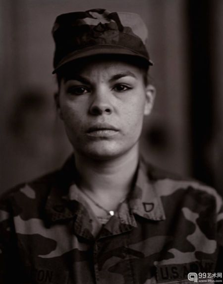 Judith Joy Ross, 1946年生于美国 ,P.F.C. Maria I. Leon， 美国陆军预备役，在海湾战争的红色警报中，1990年
