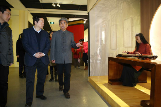 中国艺术研究院艺术创作院美术创作研究中心主任杨华山(前排左三）陪同中国艺术研究院副院长贾磊磊（前排左二）参观展览