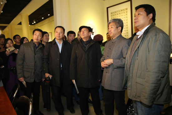 中国艺术研究院艺术创作院美术创作研究中心主任杨华山(右二)与观众在展厅参观