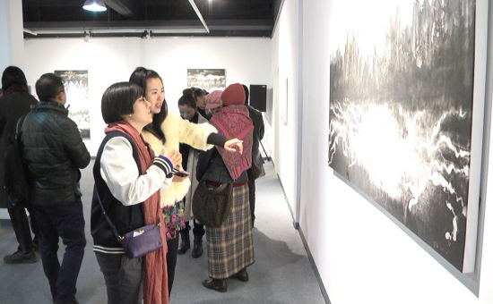 1月1日，众多艺术家、美术爱好者参观了尚春观念水墨展