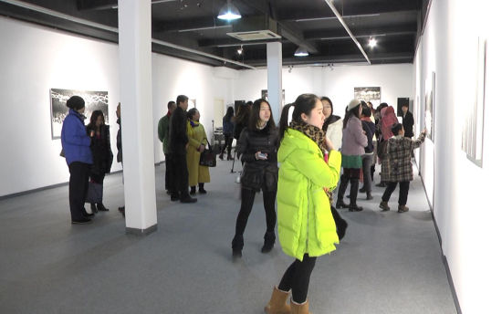 1月1日，众多艺术家、美术爱好者参观尚春观念水墨展