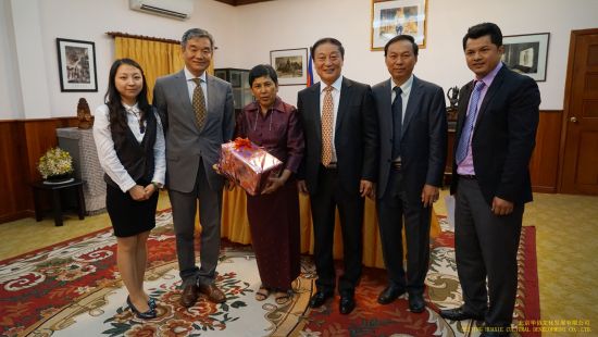 中国文化遗产研究院代表赠送礼品至柬埔寨王国政府文化艺术部