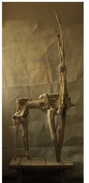 杜英奇《指马为鹿》尺寸：210×120×120cm 材质：石膏、木头
