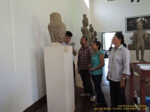 中柬文物点交工作人员在柬埔寨国家博物馆展厅点交展品