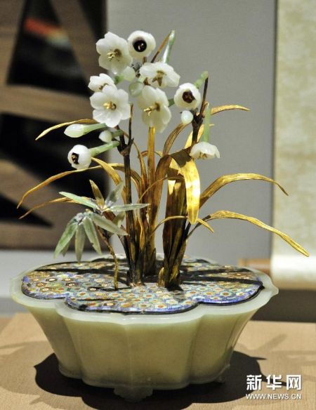 12月24日拍摄的在台北故宫博物院展出的清“金叶玉卉水仙盆景”。 