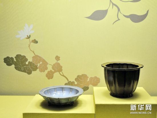 12月24日拍摄的在台北故宫博物院展出的清雍正“仿钧窑瓷莲花式盆托”（左）。 