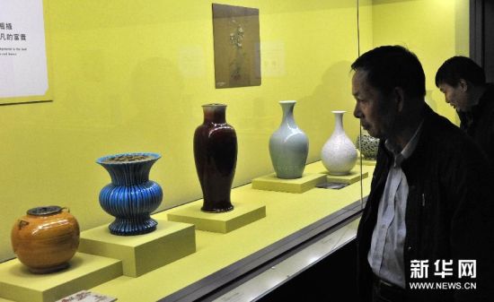 12月24日，观众在台北故宫博物院欣赏明清花器。 