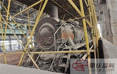 重钢老厂房里存放的老蒸汽机车。
