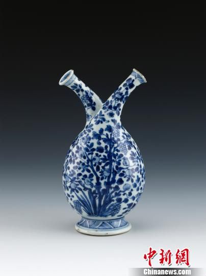 景德镇窑青花果树纹油醋瓶（上海博物馆藏），荷兰收藏家倪汉克捐赠