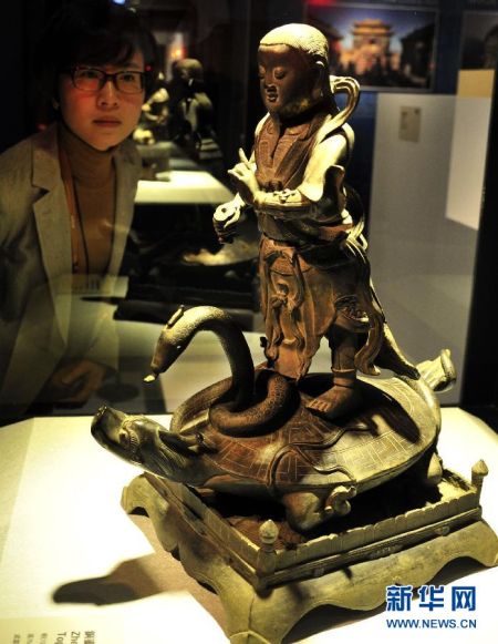 12月18日，市民在参观湖北省博物馆馆藏明朝“铜鎏金真武履玄武立像”。