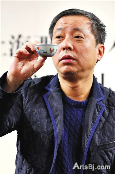 这只明成化斗彩鸡缸杯是刘益谦在香港苏富比花2.8亿港元拍下的，目前正在龙美术馆展出