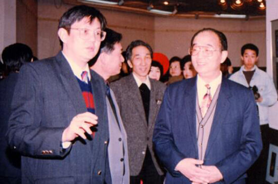 93电脑美术展 张骏教授(左)与文化部长高占翔(右)中央美术学院院长靳尚谊(中)