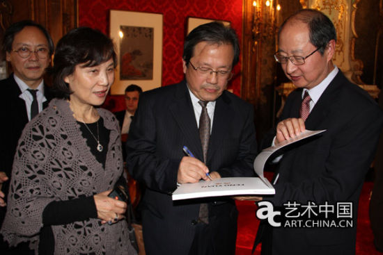 冯远教授在展览现场为嘉宾画册签名