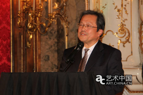 中国文联副主席、清华大学美术学院名誉院长冯远教授在开幕式上致辞