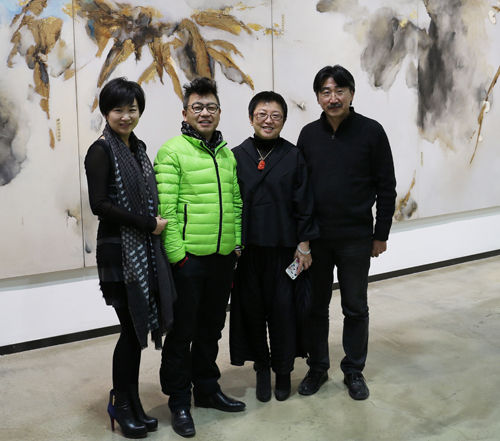 从左至右：流动艺术执行主编鲍禹，策展人 商长松芊芊文化总裁、展览策划人之一 叶秀娥女士，